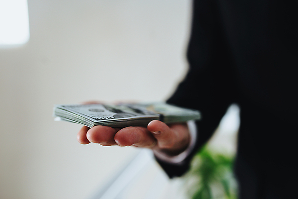 포토 JPG 해외이미지 1 손 종이 백그라운드 컨셉 셔츠 지폐 돈 비즈니스 성공 실내 사람 정장 사람없음 금융 경제 쇼핑 쌓기 달러 미국 저축 잡기 재산 소프트포커스 심볼 보따리 투자 결제 흙더미 계산서 욕심 월급 대출 빚 고립 세금 수입 해외포토 옷 상의 북아메리카 모션 촬영기법 내부 신체부위 흙 파일형식 더미 이미지허브