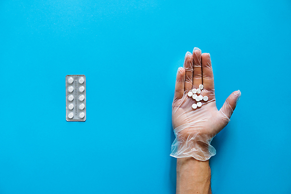 포토 JPG 해외이미지 손 백그라운드 포장 건강 신체부위 알약 약 은박지 파란배경 비닐장갑 비타민제 카피스페이스 해외포토 장갑 의학 사람 파란색 공백 비타민 파일형식 이미지허브