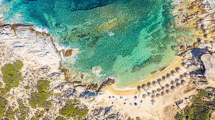 포토 JPG 해외이미지 유럽 모래 바다 섬 여행 우산 자연 하늘 휴가 휴식 안테나 파노라마 손바닥 사람없음 물 파란색 태양 만 그리스 선베드 장면 항공촬영 드론 터키석 해외포토 자연요소 손 나라 뷰포인트 컬러 컨셉 의자 통신 촬영기법 보석 생태계 파일형식 이미지허브