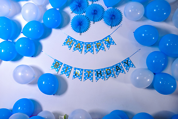 포토 JPG 해외이미지 손 기념일 행복 어린이 백그라운드 탁자 기념 안테나 선물 이벤트 사람없음 장식 파란색 단어 빛 컬러풀 숫자 파티 축제 놀람 축하 생일 정상 편지 은박지 책상 바쁨 꽃가루 풍선 헬륨 해외포토 문자 감정 컬러 가구 컨셉 통신 표정 사람 신체부위 원소 가루 파일형식 이미지허브