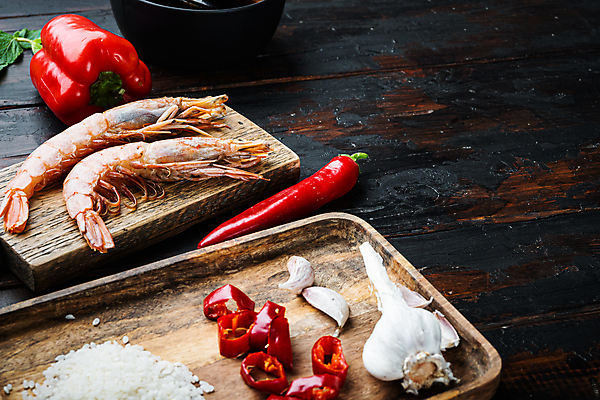 포토 JPG 해외이미지 접시 백그라운드 고추 새우 파프리카 마늘 사람없음 전통음식 해산물 날것 나무바닥 슬라이스 나무도마 나무쟁반 스페인요리 파에야 카피스페이스 해외포토 전통 식기 음식 채소 바닥 도마 쟁반 서양음식 갑각류 목재 공백 스페인 파일형식 이미지허브