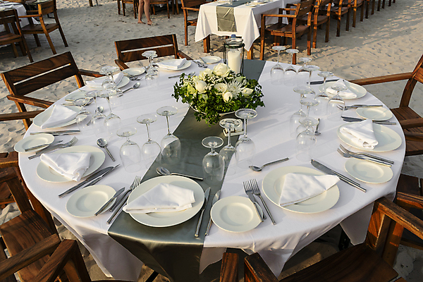 포토 JPG 해외이미지 디자인 아시아 모래 결혼 탁자 동양인 사람없음 야외 장식 저녁식사 일몰 흰색 축하 클래식 묘사 발리 인도네시아 이국적 파라다이스 스타일 해외포토 나라 컬러 섬 가구 컨셉 인종 이벤트 노을 식사 파일형식 이미지허브