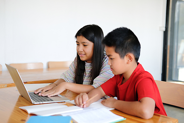 포토 JPG 해외이미지 학생 교육 어린이 남학생 인터넷 교실 학교 수업 거리 주택 두명 책 노트북 스터디 컴퓨터 공책 강의 멀리 온라인 동영상 온라인강의 이러닝 코로나바이러스 해외포토 남자 문구용품 사람 건물 전자제품 학습 바이러스 파일형식 언택트 이미지허브