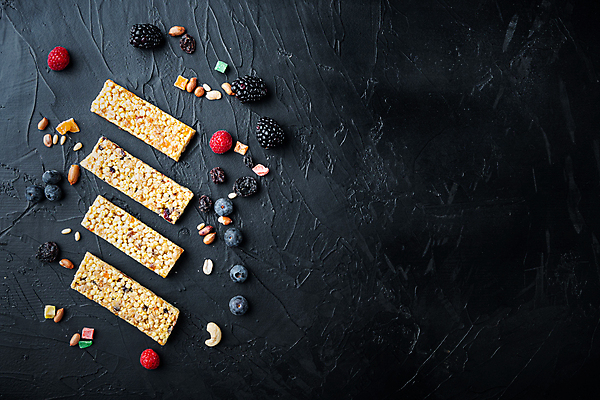 포토 JPG 해외이미지 검은배경 실내 사람없음 하이앵글 달콤 블루베리 산딸기 땅콩 일렬 건강식품 블랙베리 에너지바 캐슈넛 카피스페이스 해외포토 음식 뷰포인트 백그라운드 과일 건강 내부 검은색 공백 견과류 맛 파일형식 이미지허브