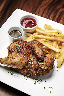 포토 JPG 해외이미지 접시 실내 사람없음 치킨 감자튀김 케첩 파슬리가루 나무배경 해외포토 식기 백그라운드 감자 내부 튀김 소스_음식 가루 닭고기요리 파일형식 이미지허브