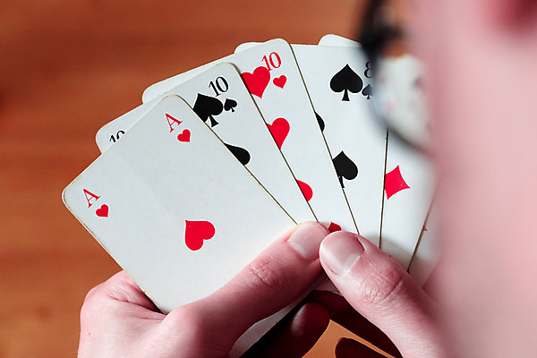 포토 JPG 해외이미지 라이프스타일 손 컨셉 장난 손가락 성공 휴가 함께함 사람없음 거래 게임 잡기 우승 도박 은퇴 갑판 삽 카지노 클럽 기회 포커 곤봉 승자 해외포토 스포츠용품 배_교통 모션 놀이 생활 신체부위 최고 트럼프 파일형식 이미지허브