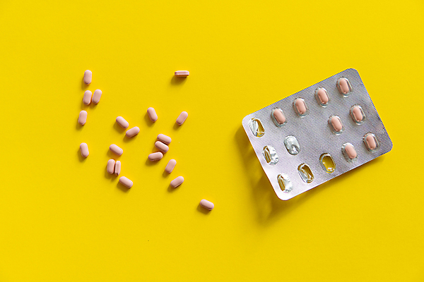 포토 JPG 해외이미지 백그라운드 포장 건강 사람없음 알약 약 은박지 노란배경 비타민제 카피스페이스 해외포토 의학 노란색 공백 비타민 파일형식 이미지허브