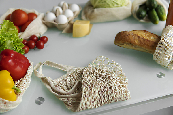 포토 JPG 해외이미지 빵 토마토 방울토마토 오이 치즈 파프리카 실내 사람없음 아웃포커스 자연보호 주방 계란 그린캠페인 에코 친환경 친환경제품 제로웨이스트 네트백 해외포토 음식 캠페인 채소 가방 자연 유제품 촬영기법 내부 환경 알 보호 사회이슈 파일형식 이미지허브