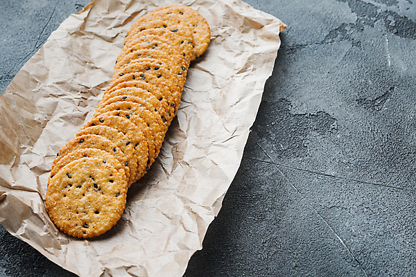 포토 JPG 해외이미지 회색배경 실내 사람없음 크래커 원형 일렬 종이호일 해외포토 도형 백그라운드 내부 쿠키 회색 파일형식 이미지허브