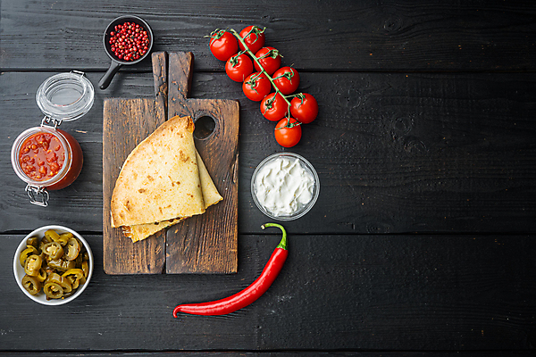 포토 JPG 해외이미지 접시 방울토마토 검은배경 실내 샌드위치 사람없음 홍고추 멕시코음식 나무도마 살사소스 통후추 할라피뇨 카피스페이스 케사디야 해외포토 식기 음식 백그라운드 토마토 고추 도마 서양음식 내부 목재 검은색 공백 소스_음식 후추 파일형식 이미지허브