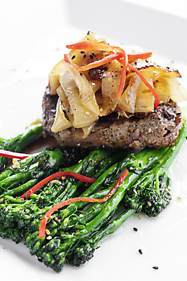 포토 JPG 해외이미지 접시 음식 백그라운드 채소 탁자 양파 육류 스테이크 요리 비프스테이크 사람없음 식당 식사 소고기 흰색 클래식 우아함 닫기 그릴 브로콜리 먹기 심플 프리미엄 세련 해외포토 식기 컬러 가구 컨셉 식재료 모션 주방용품 서양음식 상점 파일형식 이미지허브