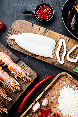 포토 JPG 해외이미지 접시 백그라운드 고추 검은배경 새우 근접촬영 사람없음 전통음식 쌀 해산물 오징어 날것 홍합 나무도마 스페인요리 통후추 파에야 해외포토 전통 식기 음식 뷰포인트 채소 어패류 곡류 연체동물 도마 서양음식 갑각류 목재 검은색 수중동물 스페인 후추 파일형식 이미지허브