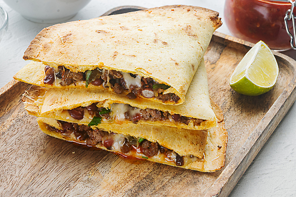 포토 JPG 해외이미지 접시 실내 샌드위치 사람없음 흰배경 멕시코음식 나무쟁반 케사디야 해외포토 식기 음식 백그라운드 쟁반 서양음식 내부 목재 흰색 파일형식 이미지허브