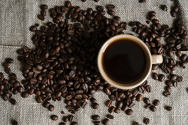 포토 JPG 해외이미지 커피 사람없음 하이앵글 원두 커피잔 천 나무탁자 해외포토 음료 뷰포인트 탁자 잔 직물 파일형식 이미지허브