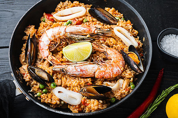 포토 JPG 해외이미지 접시 백그라운드 고추 밥 검은배경 새우 사람없음 전통음식 레몬 허브 해산물 오징어 소금 홍합 라임 스페인요리 파에야 해외포토 식물 전통 식기 음식 채소 과일 어패류 연체동물 서양음식 갑각류 검은색 수중동물 스페인 파일형식 이미지허브