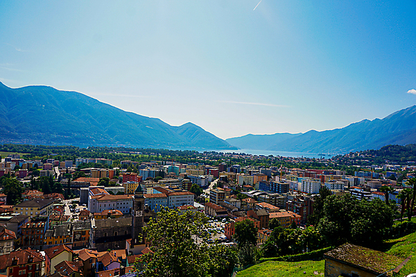 포토 JPG 해외이미지 호수 여행 건축양식 자연 산 주택 안테나 파노라마 풍경 사람없음 야외 건물 여름 파란색 관광지 도시풍경 햇빛 계곡 맑음 고요 이탈리아 도시 스위스 알프스 타운 산기슭 드론 명승지 수평선 산맥 해외포토 건축물 계절 건축 유럽 컬러 통신 날씨 촬영기법 태양 생태계 파일형식 이미지허브