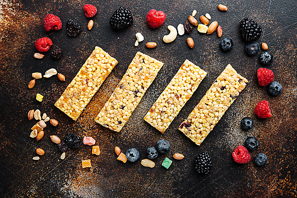 포토 JPG 해외이미지 바닥 실내 사람없음 하이앵글 달콤 블루베리 산딸기 땅콩 일렬 건강식품 블랙베리 에너지바 캐슈넛 해외포토 음식 뷰포인트 과일 건강 내부 견과류 맛 파일형식 이미지허브