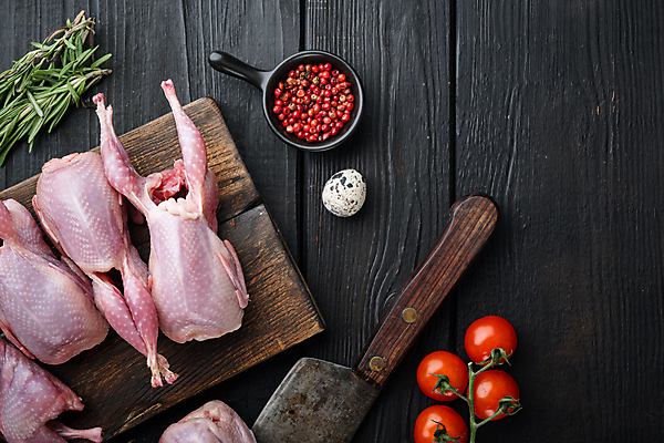 포토 JPG 해외이미지 식재료 방울토마토 실내 생고기 육류 사람없음 식칼 로즈메리 나무도마 메추리 통후추 나무배경 해외포토 백그라운드 토마토 주방용품 도마 내부 목재 허브 후추 파일형식 이미지허브