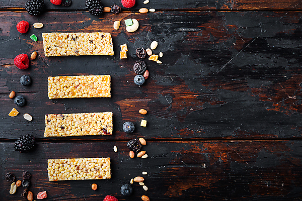 포토 JPG 해외이미지 바닥 실내 사람없음 달콤 블루베리 산딸기 땅콩 일렬 건강식품 블랙베리 에너지바 카피스페이스 해외포토 음식 과일 건강 내부 공백 견과류 맛 파일형식 이미지허브