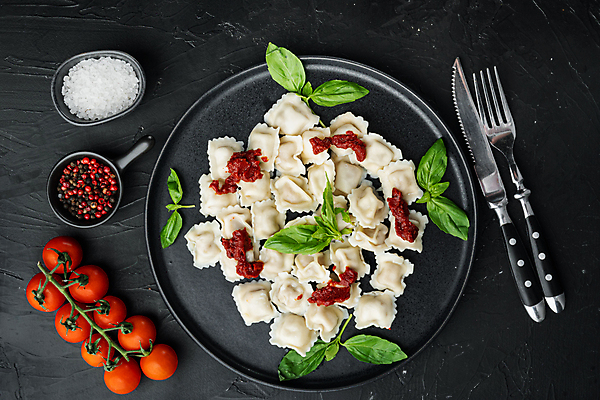 포토 JPG 해외이미지 방울토마토 검은배경 실내 사람없음 이탈리아음식 바질 라비올리 해외포토 백그라운드 토마토 서양음식 내부 검은색 파일형식 이미지허브