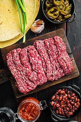 포토 JPG 해외이미지 식재료 검은배경 콩 실내 샌드위치 사람없음 준비 멕시코음식 나무도마 다진고기 살사소스 토르티야 할라피뇨 다짐육 케사디야 해외포토 음식 백그라운드 고추 곡류 도마 서양음식 육류 내부 목재 검은색 소스_음식 파일형식 이미지허브