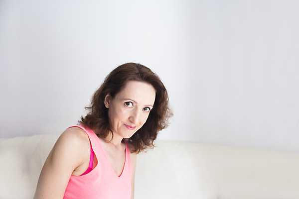 포토 JPG 해외이미지 백인 1 라이프스타일 응시 여자 행복 얼굴 벽 백그라운드 한명 서기 미소 사람 성인 뷰티 에너지 흰색 표현 자신감 치아 긍정 고립 스타일 해외포토 서양인 시선 감정 컬러 컨셉 모션 표정 생활 신체부위 소화기관 파일형식 이미지허브