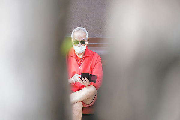 포토 JPG 해외이미지 라이프스타일 외관 할아버지 남자 얼굴 인터넷 텍스트 통신 모바일 세포 가면 한명 동양인 야외 스마트폰 핸드폰 네트워크 보호 60대 연결 은퇴 무선전화기 전화기 스마트 소통 문자메시지 소셜 옛날 해외포토 1 노년 컨셉 사람 인종 생활 신체부위 전자제품 스마트기기 메시지 파일형식 이미지허브