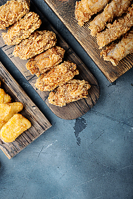 포토 JPG 해외이미지 조각 회색배경 요리 사람없음 치킨 튀김 나무도마 치킨너겟 카피스페이스 텐더 해외포토 음식 백그라운드 도마 목재 공백 회색 닭고기요리 파일형식 이미지허브