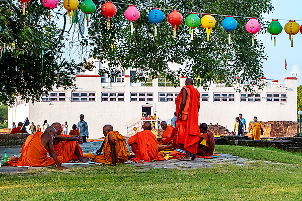 포토 JPG 해외이미지 나무 전통 아시아 종교 문화 얼굴 백그라운드 불교 오렌지 수염 사람 앉기 동양인 사람없음 야외 기도 축하 사찰 영혼 승려 아래 콧수염 머리장식 신성 네팔 수도원 천연기념물 순례 순례자 숭배 해외포토 식물 나라 컨셉 과일 종교건축 모션 인종 신체부위 장식 성직자 방향 위치 파일형식 이미지허브