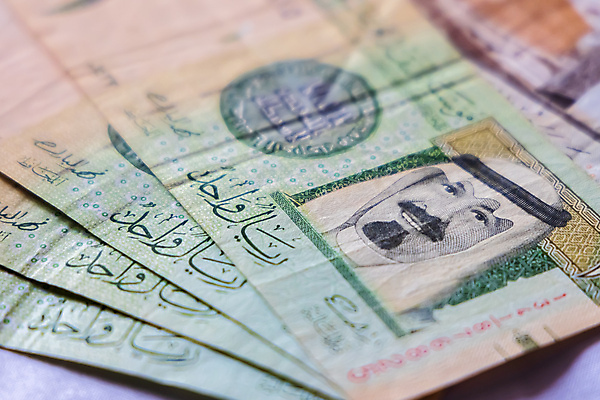 포토 JPG 해외이미지 손 종이 백그라운드 지폐 돈 비즈니스 중동 모션 성공 동양인 사람없음 금융 쌓기 달러 저축 잡기 계산 재산 중앙 왕 심볼 사인 주기 투자 아라비아 계산서 사우디아라비아 아랍어 카운트 효과 해외포토 나라 컨셉 인종 신체부위 경제 파일형식 이미지허브