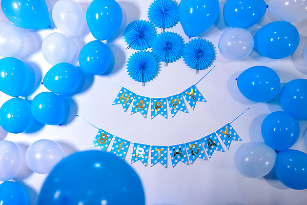 포토 JPG 해외이미지 손 기념일 행복 어린이 백그라운드 탁자 기념 안테나 선물 이벤트 사람없음 장식 파란색 단어 빛 컬러풀 숫자 파티 축제 놀람 축하 생일 정상 편지 은박지 책상 바쁨 꽃가루 풍선 헬륨 해외포토 문자 감정 컬러 가구 컨셉 통신 표정 사람 신체부위 원소 가루 파일형식 이미지허브