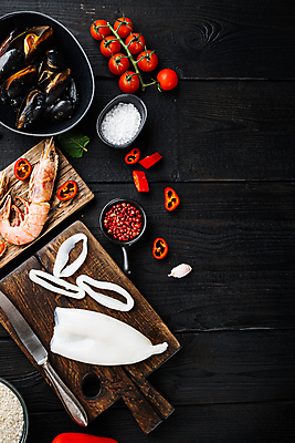 포토 JPG 해외이미지 백그라운드 재료 방울토마토 고추 검은배경 새우 사람없음 세트 전통음식 신선 나이프 해산물 오징어 날것 홍합 나무도마 스페인요리 통후추 파에야 카피스페이스 해외포토 전통 식기 음식 토마토 채소 어패류 연체동물 도마 서양음식 갑각류 목재 검은색 수중동물 공백 스페인 칼 후추 파일형식 이미지허브