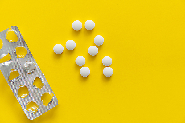 포토 JPG 해외이미지 백그라운드 포장 건강 사람없음 알약 약 은박지 노란배경 비타민제 카피스페이스 해외포토 의학 노란색 공백 비타민 파일형식 이미지허브