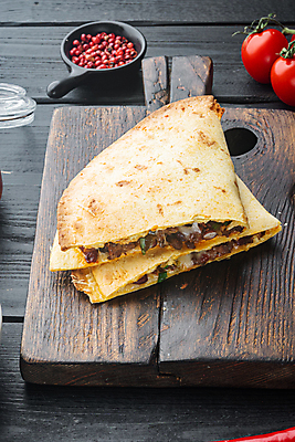 포토 JPG 해외이미지 접시 방울토마토 검은배경 실내 샌드위치 사람없음 멕시코음식 나무도마 통후추 케사디야 해외포토 식기 음식 백그라운드 토마토 도마 서양음식 내부 목재 검은색 후추 파일형식 이미지허브