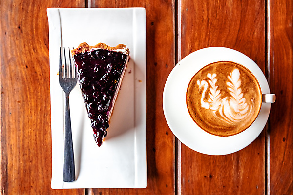 포토 JPG 해외이미지 디자인 문화 커피 음료 음식 백그라운드 디저트 기념 미술 사람없음 컵 갈색 케이크 초콜릿 검은색 어둠 거품 카페 빵집 신선 도자기 체리 아침식사 굽기 크림 아로마 바리스타 카푸치노 에스프레소 코코아 토막 브라우니 카페인 해외포토 직업 식기 컬러 과일 문화예술 상점 식사 구이 파일형식 이미지허브