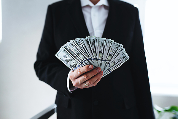 포토 JPG 해외이미지 1 손 종이 컨셉 셔츠 지폐 돈 비즈니스 성공 실내 사람 정장 사람없음 금융 경제 쇼핑 쌓기 달러 미국 저축 잡기 재산 소프트포커스 심볼 보따리 투자 결제 흙더미 계산서 욕심 월급 대출 빚 고립 세금 수입 해외포토 옷 상의 북아메리카 모션 촬영기법 내부 신체부위 흙 파일형식 더미 이미지허브