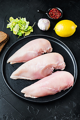 포토 JPG 해외이미지 그릇 접시 빵 검은배경 실내 마늘 사람없음 닭고기 샐러드 신선 레몬 날것 후추 닭가슴살 해외포토 식기 음식 백그라운드 채소 과일 육류 내부 검은색 향신료 파일형식 이미지허브