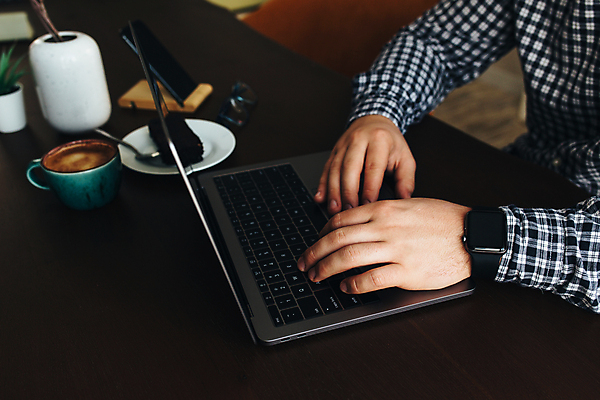 포토 JPG 해외이미지 직업 라이프스타일 남자 커피 컨셉 인터넷 비즈니스 사업가 통신 탁자 모바일 설계 주택 사람 성인 사람없음 컵 금융 노트북 스마트폰 핸드폰 컴퓨터 사무실 디지털 공책 업무 작업 비즈니스맨 계획 연결 종업원 고객 손목시계 책상 경영자 멀리 온라인 프리랜서 해외포토 식기 음료 시계 가구 장신구 문구용품 건물 생활 경제 전자제품 스마트기기 직장인 리더 파일형식 이미지허브