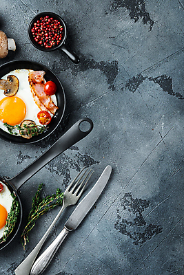 포토 JPG 해외이미지 음식 포크 방울토마토 사람없음 하이앵글 계란 버섯 프라이팬 나이프 계란프라이 계란요리 허브 브런치 양송이 베이컨 카피스페이스 해외포토 식물 식기 뷰포인트 토마토 주방용품 돼지고기 요리 알 식사 공백 칼 파일형식 이미지허브