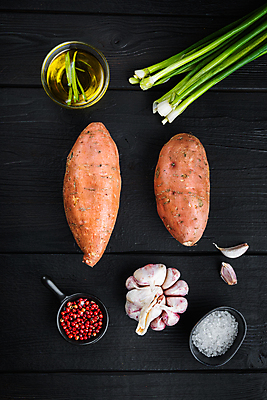 포토 JPG 해외이미지 식물 백그라운드 농업 감자 실내 마늘 사람없음 목재 유기농 고구마 뿌리 소금 파 내추럴 해외포토 나무 웰빙 산업 채소 재료 뿌리채소 내부 파일형식 이미지허브