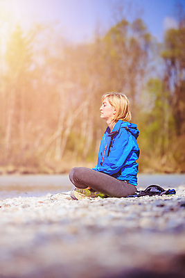 포토 JPG 해외이미지 라이프스타일 웰빙 공원 선 컨셉 요가 자연 아침 휴식 건강 한명 사람 앉기 성인 야외 물 여름 운동 태양 뷰티 화목 침묵 봄 활발 에너지 신선 영혼 명상 긍정 위치 돌봄 아사나자세 해외포토 주간 자연요소 1 계절 공공시설 모션 생활 소리 요가자세 생태계 파일형식 이미지허브