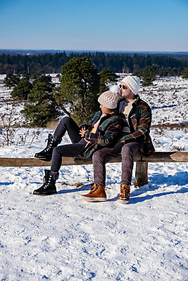 포토 JPG 해외이미지 커플 계절 행복 유럽 크리스마스 겨울 관계 자연 하늘 휴가 함께함 국립공원 사랑 사람 경사 야외 두명 햇빛 얼음 침묵 산책 추위 흰색 시골 신선 언덕 네덜란드 내추럴 보호구역 눈내림 해외포토 자연요소 공원 기념일 감정 나라 컬러 컨셉 휴식 눈_날씨 태양 소리 생태계 구역 파일형식 이미지허브