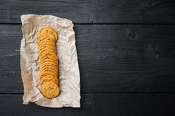 포토 JPG 해외이미지 실내 사람없음 크래커 원형 일렬 종이호일 나무배경 해외포토 도형 백그라운드 내부 쿠키 파일형식 이미지허브