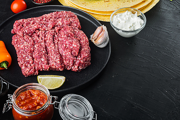 포토 JPG 해외이미지 식재료 검은배경 쟁반 실내 샌드위치 사람없음 준비 멕시코음식 다진고기 살사소스 토르티야 다짐육 카피스페이스 케사디야 해외포토 음식 백그라운드 서양음식 육류 내부 검은색 공백 소스_음식 파일형식 이미지허브