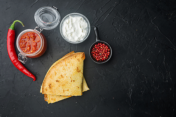 포토 JPG 해외이미지 검은배경 실내 샌드위치 사람없음 홍고추 멕시코음식 살사소스 통후추 카피스페이스 케사디야 해외포토 음식 백그라운드 고추 서양음식 내부 검은색 공백 소스_음식 후추 파일형식 이미지허브