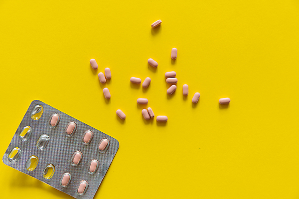 포토 JPG 해외이미지 백그라운드 포장 건강 사람없음 알약 약 은박지 노란배경 비타민제 카피스페이스 해외포토 의학 노란색 공백 비타민 파일형식 이미지허브