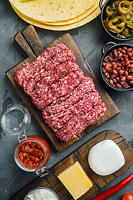 포토 JPG 해외이미지 식재료 회색배경 치즈 콩 실내 샌드위치 사람없음 준비 멕시코음식 나무도마 다진고기 살사소스 토르티야 할라피뇨 다짐육 케사디야 해외포토 음식 백그라운드 고추 유제품 곡류 도마 서양음식 육류 내부 목재 회색 소스_음식 파일형식 이미지허브