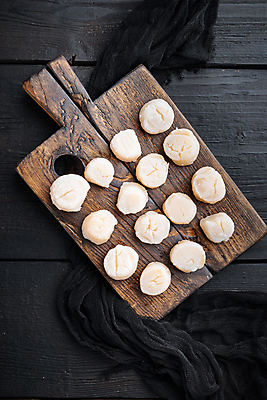 포토 JPG 해외이미지 검은배경 조개 실내 사람없음 하이앵글 가리비 관자 나무도마 해외포토 뷰포인트 백그라운드 어패류 도마 내부 목재 검은색 파일형식 이미지허브