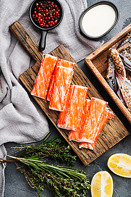 포토 JPG 해외이미지 그릇 식재료 회색배경 실내 사람없음 하이앵글 게 신선 나무상자 레몬 로즈메리 마요네즈 나무도마 맛살 백리향 해외포토 식기 음식 뷰포인트 백그라운드 과일 도마 갑각류 내부 목재 상자 회색 소스_음식 허브 파일형식 이미지허브