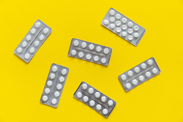 포토 JPG 해외이미지 백그라운드 포장 건강 사람없음 알약 약 은박지 노란배경 비타민제 카피스페이스 해외포토 의학 노란색 공백 비타민 파일형식 이미지허브